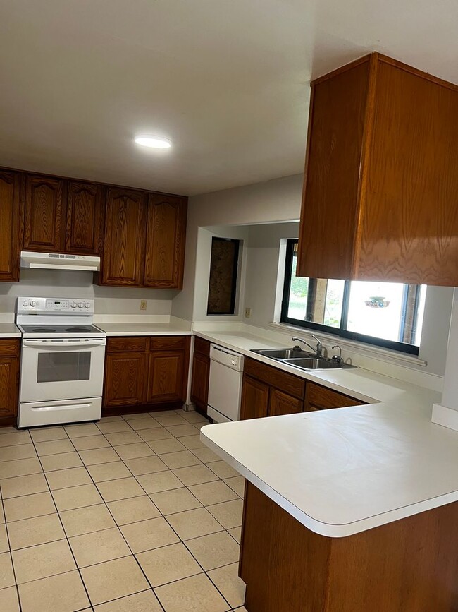 Building Photo - 3 BEDROOM, 2 BATH HOME WITH TILE THROUGHOUT & CLOSE TO THE TURNPIKE