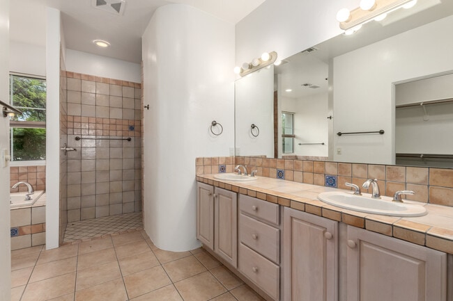 Building Photo - 4667 N Rocky Crest Pl