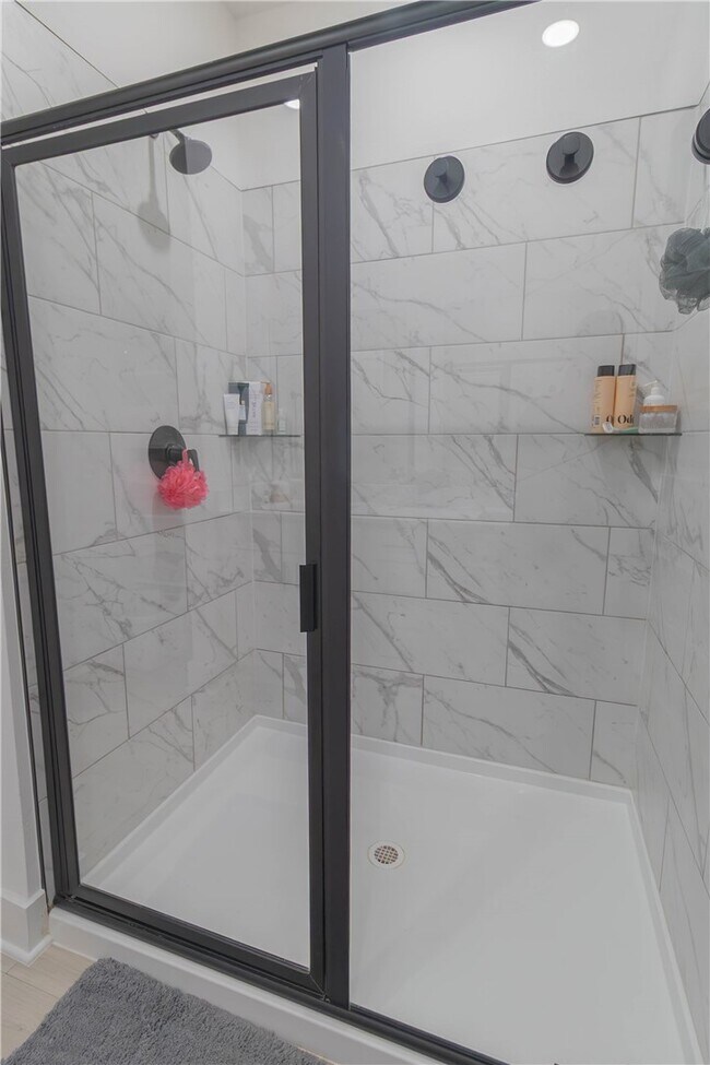 Building Photo - 112 S Broyles Ave