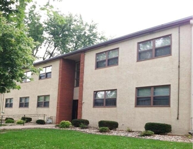 Building Photo - 700 S Summit Ave