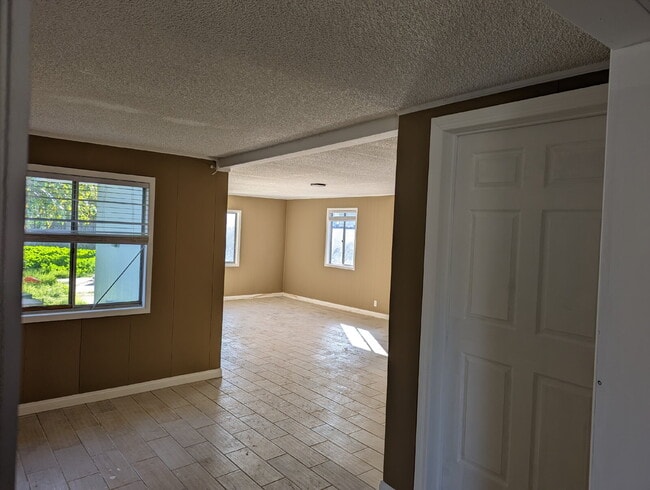 Building Photo - 2 br + bonus living area, in a quiet neighborhood near the 10 fwy