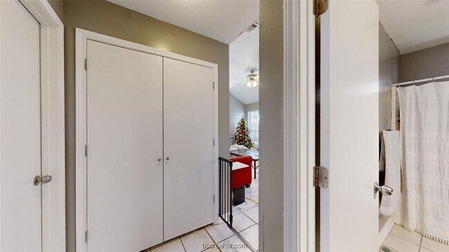 Building Photo - 806 Azalea Ct