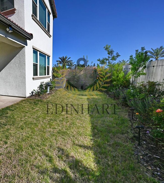 Building Photo - 1439 E Via Albero Dr