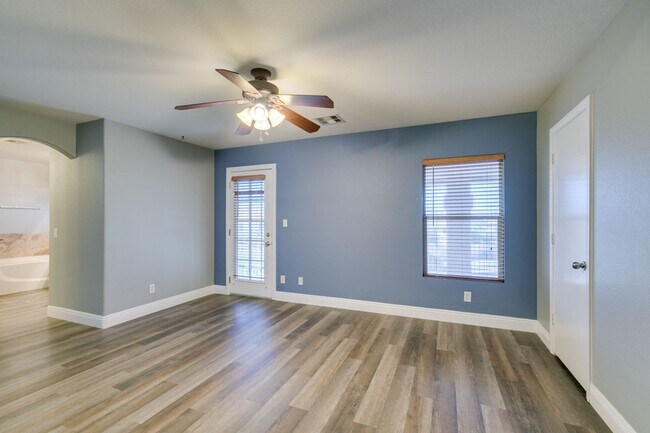 Building Photo - BEAUTIFUL POOL HOME W/RV