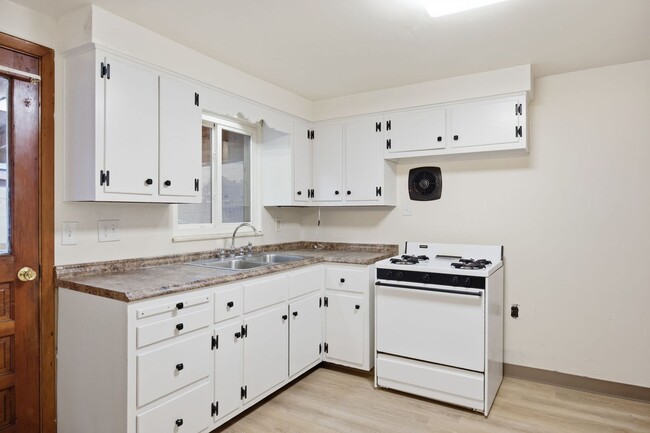 Building Photo - Newly renovated 3 bedroom all brick home in North Braddock!