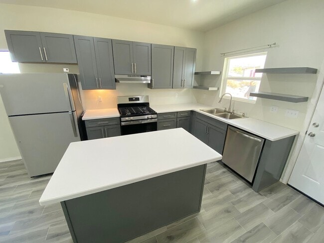 Building Photo - 8702 De Alva Dr