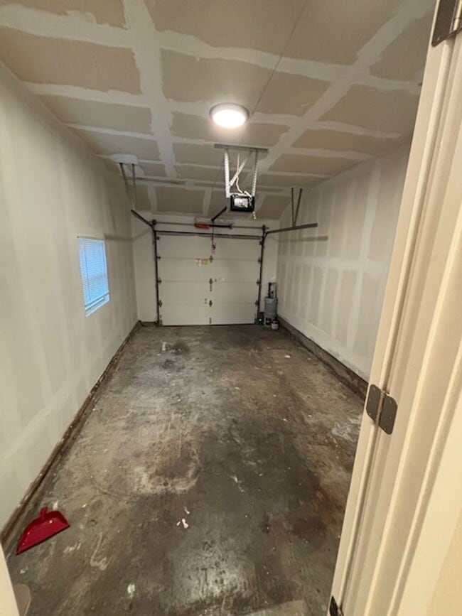 Building Photo - Beautiful newly renovated home