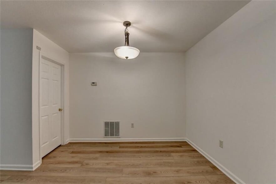 Building Photo - 4101 Pine Heights Dr NE