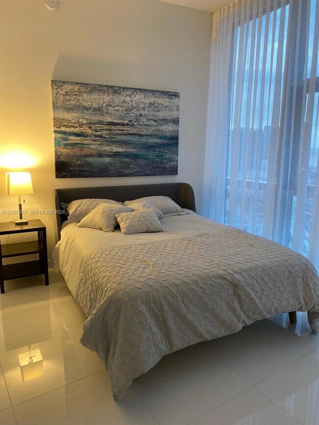 Building Photo - 851 NE 1st Ave