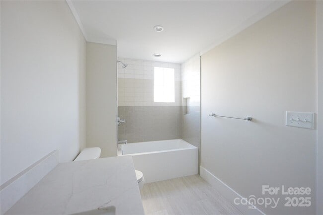 Building Photo - 1302 E 10th St