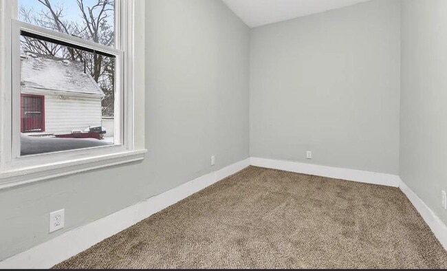 Building Photo - 9716 Sophia Ave