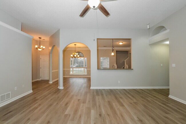 Building Photo - 2104 Eubanks Ln