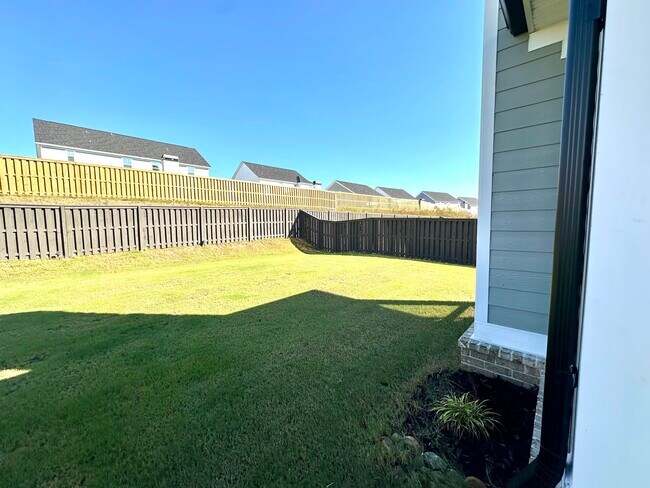 Building Photo - 2987 Rosewood Dr
