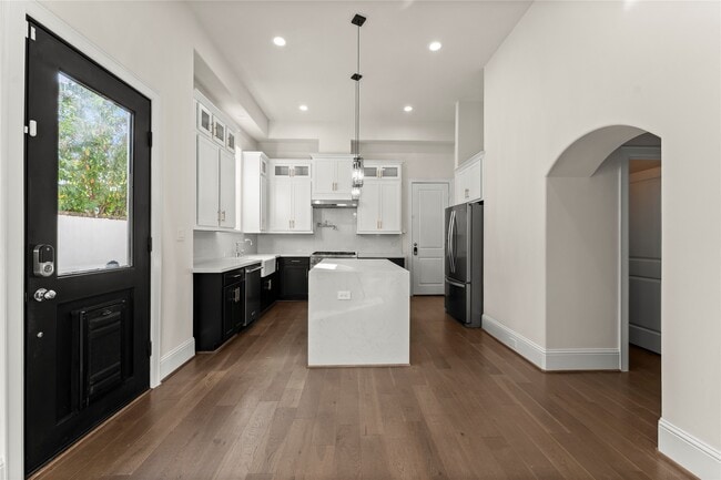 Building Photo - 1902 W 25th St