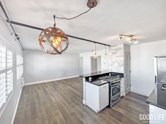 Building Photo - Stunning 1BD/1BA W/ Updated Kitchen and Re...