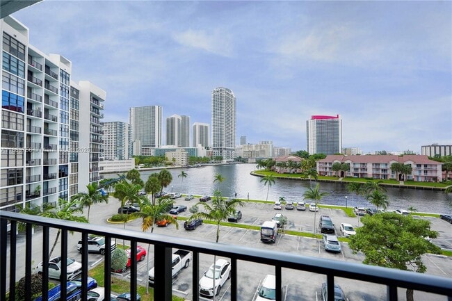 Building Photo - 200 Leslie Dr