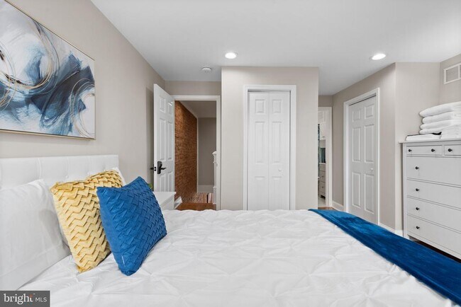 Building Photo - 2235 E Chase St