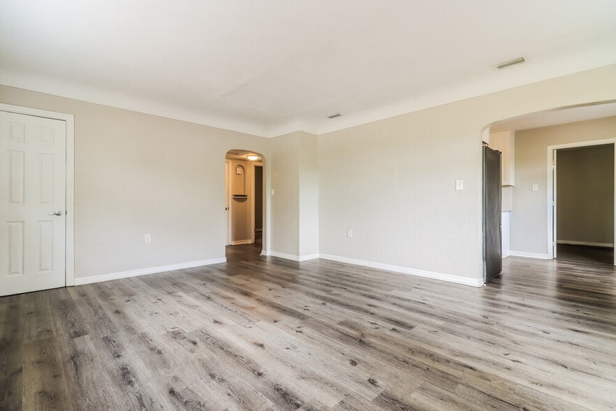Building Photo - 635 38th St S