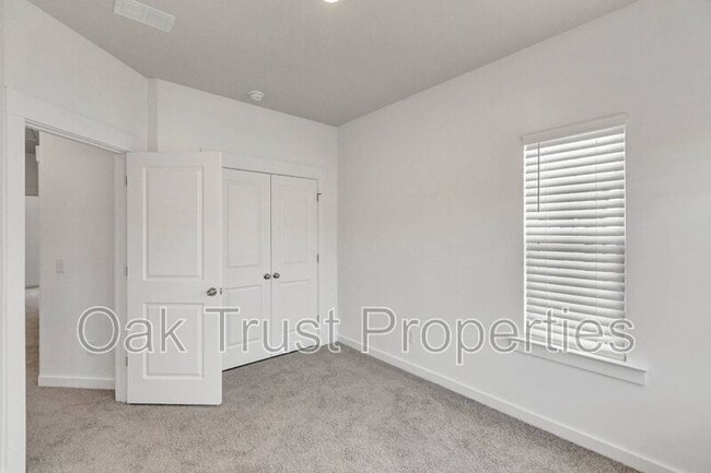 Building Photo - 236 Somerset Acrs Dr