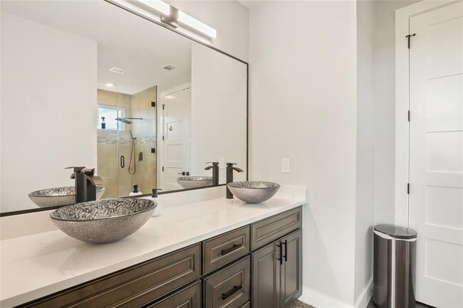 Building Photo - 300 Summit Ridge Dr N