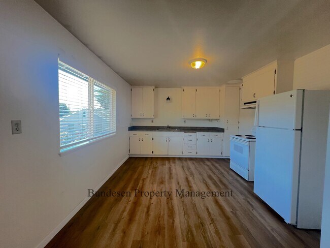 Building Photo - Charming Country Property