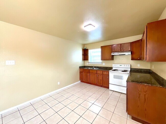 Building Photo - **MOVE IN SPECIAL** Convenient & Low-Maintenance Living Near St. Mary’s University!