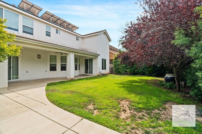 Building Photo - Beautiful 4 Bedroom 3 Bath Home with Solar in Northeast Fresno!
