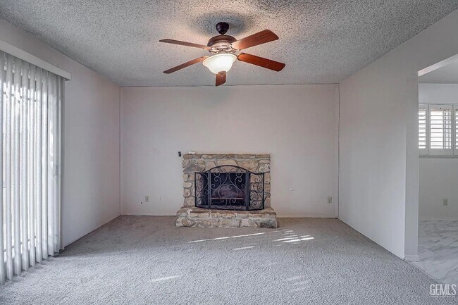 Building Photo - SW Home w/Garage!