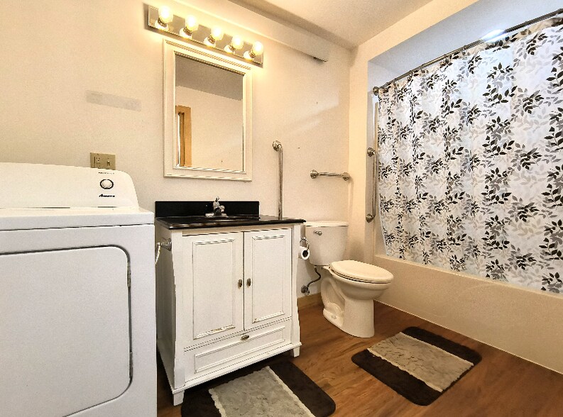 Building Photo - 504 Decorah Ave