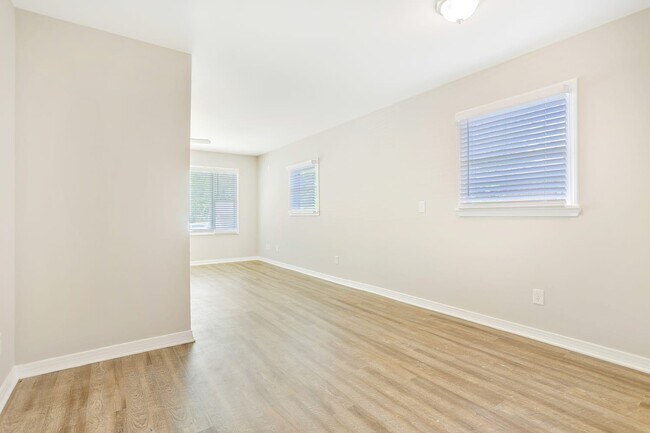Building Photo - 6195 Cedar Wood Dr