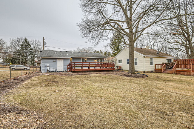 Building Photo - 601 Oakwood Dr