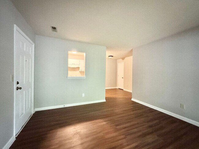 Building Photo - Charlestown Square Updated 2-Bedroom