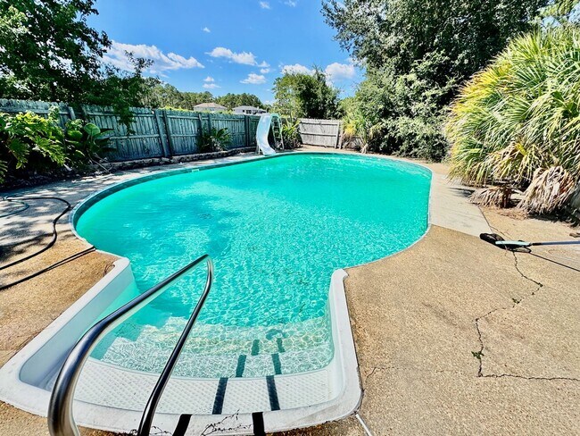 Building Photo - Spectacular 3 bedroom / 2 bath Single Family with a Golf Course!!!