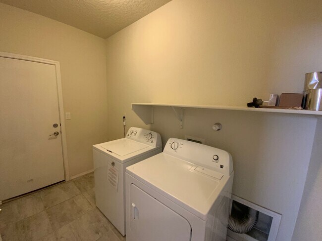 Building Photo - Beautiful 3 Bedroom Plus Office Recent Con...
