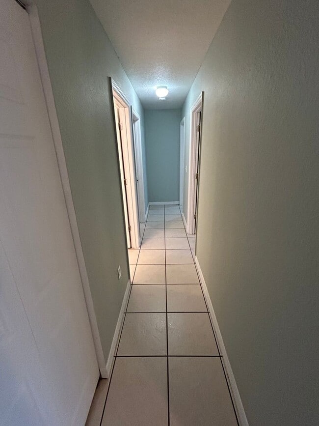 Building Photo - Beautiful Spacious Home with 4 Bedrooms, Y...