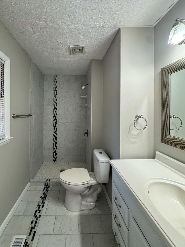 Building Photo - Charming 3 Bed 2 Bath Home with Fenced Yard