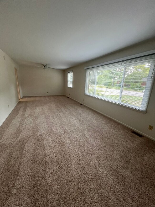 Building Photo - Cozy 3 BR Home in Convenient Location - Sh...