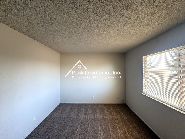 Building Photo - Charming 2 bedroom 1 bathroom Apartment!