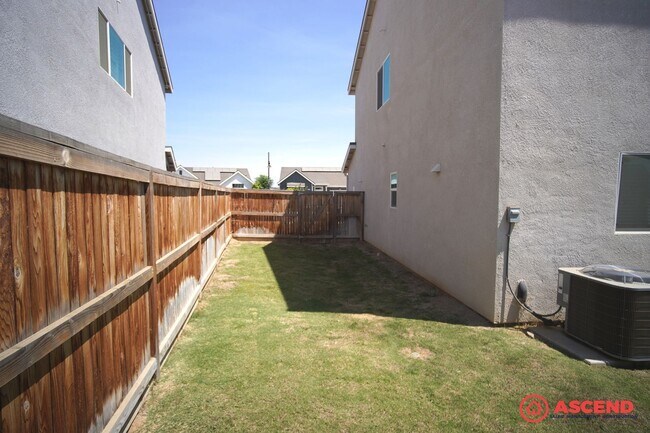 Building Photo - 4 Bedroom House in Gossamer Grove!