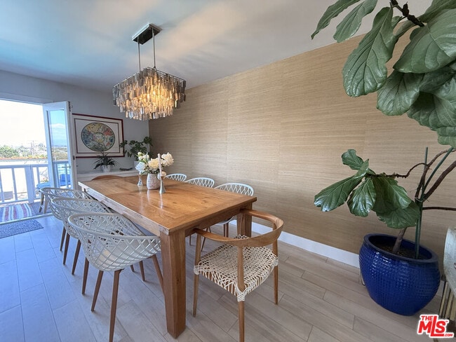 Building Photo - 200 Larsson St