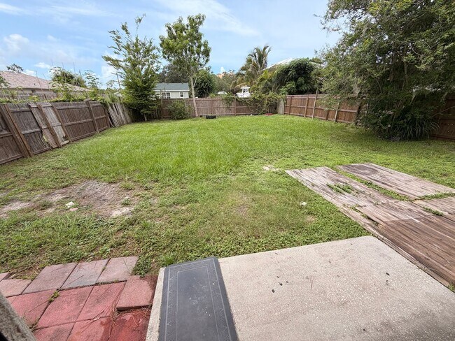 Building Photo - 2/2 Bedroom house with 1 car garage and fenced yard.