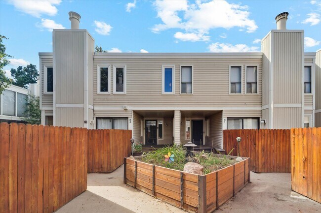 Primary Photo - 1050 S Monaco St Pkwy