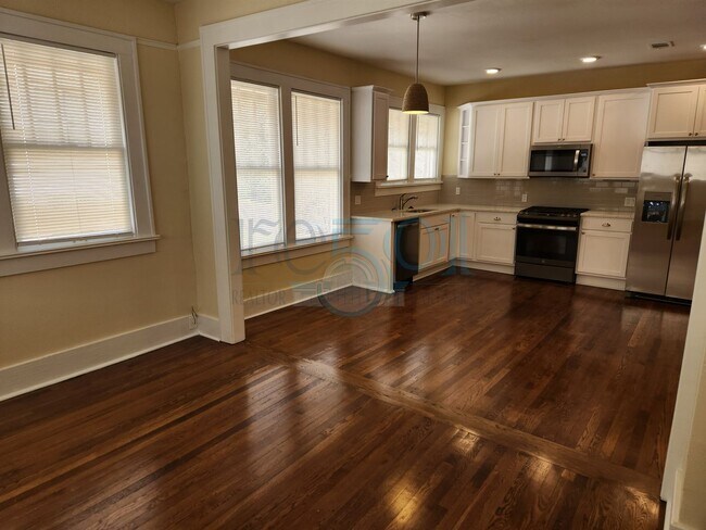 Building Photo - Newly Renovated Immaculate Apartment In Hillcrest!!!!! Just Blocks from UAMS!!