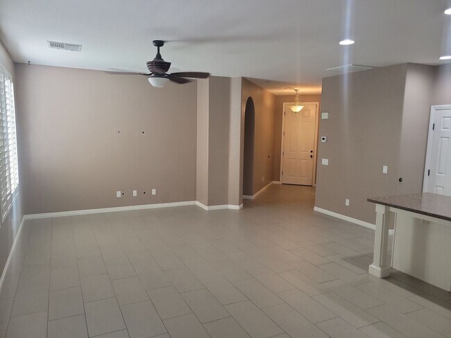 Building Photo - Spacious 3 Bedroom Home with Garage & Soak...