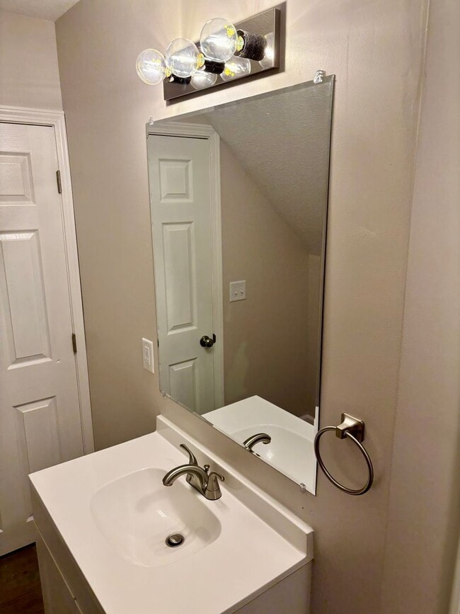 Building Photo - 925 W Market St