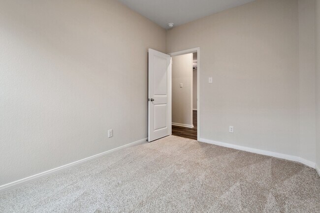 Building Photo - 15846 Berry Hl Dr