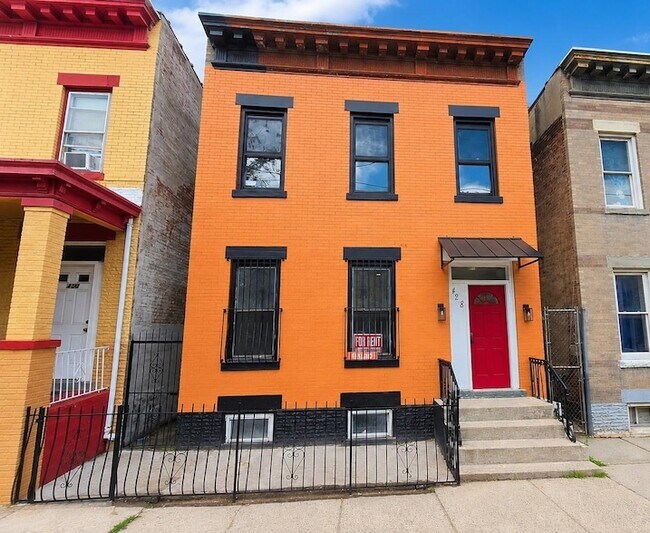 Building Photo - 428 56th St