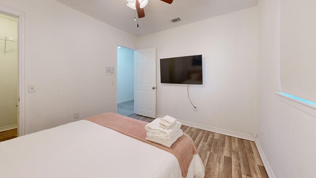 Building Photo - 12827 Independence Ave