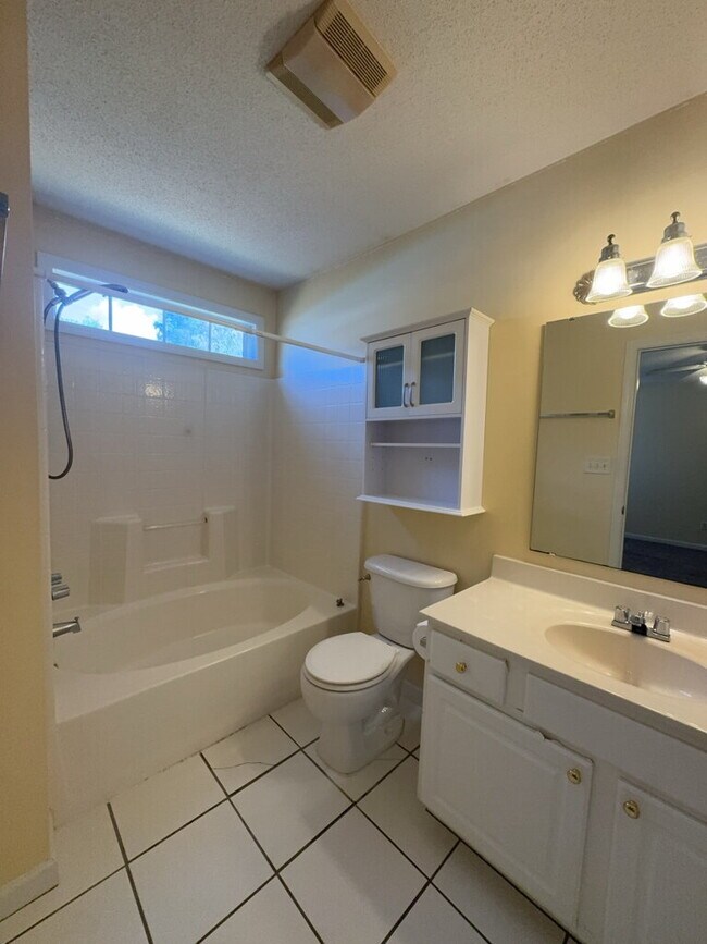 Building Photo - Wonderful 3 Bedroom Home-437 Boysenberry