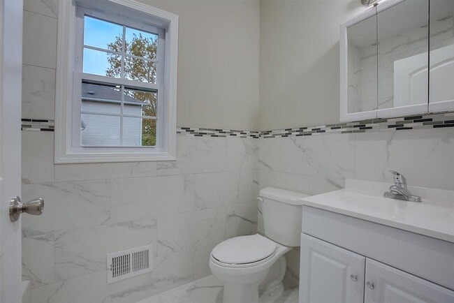 Building Photo - 16 Grant Ave